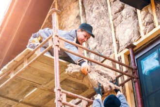 "Pembangunan fondasi rumah di Gunung Kidul dengan alat berat dan pekerja bangunan."