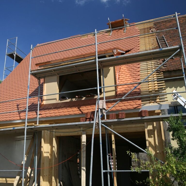 "Tim kontraktor di Jogja sedang membangun rumah baru dengan alat dan material konstruksi."